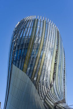 Bordeaux, Fransa - 7 Kasım 2021: Fransa 'nın Bordeaux kentindeki Cite du Vin şarap müzesi binasının modern mimarisi