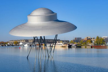 Bordeaux, Fransa - 7 Kasım 2021: Uçan Daire Sanat Çalışmaları Suzanne Treister tarafından Bordeaux rıhtımında