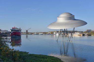 Bordeaux, Fransa - 7 Kasım 2021: Uçan Daire Sanat Çalışmaları Suzanne Treister tarafından Bordeaux rıhtımında