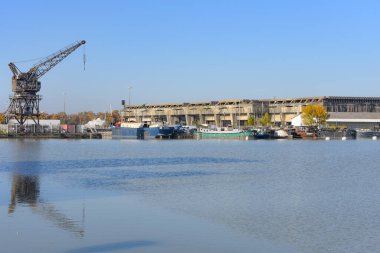 Bordeaux, Fransa - 7 Kasım 2021: 2. Dünya Savaşı 'na dayanıklı Alman denizaltı üssü ve kalesinin Bacalan liman bölgesi Bordeaux' da görülmesi