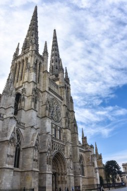 Bordeaux, Fransa - 7 Kasım 2021: Bordeaux 'daki Place Pey-Berland' dan Saint-Andre Katedrali
