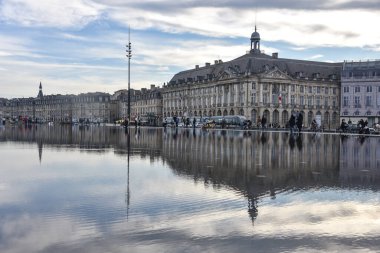 Bordeaux, Fransa - 7 Kasım 2021: Water Mirror and Place de la Bourse, Bordeaux, Fransa
