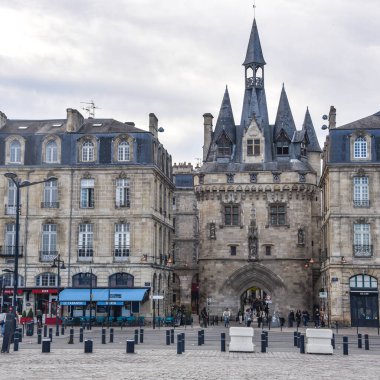 Bordeaux, Fransa - 8 Kasım 2021: Porte Cailhau ortaçağ kapısı eski kasaba binaları arasında duruyor