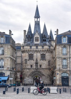 Bordeaux, Fransa - 8 Kasım 2021: Porte Cailhau ortaçağ kapısı eski kasaba binaları arasında duruyor