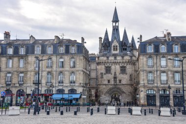 Bordeaux, Fransa - 8 Kasım 2021: Porte Cailhau ortaçağ kapısı eski kasaba binaları arasında duruyor