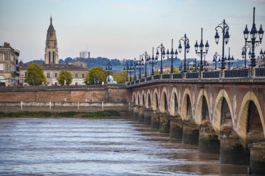 Bordeaux, Fransa - 8 Kasım 2021 Pont de Pierre köprüsü, Garonne nehri üzerinde Bordeaux, Nouvelle Aquitane, Gironde