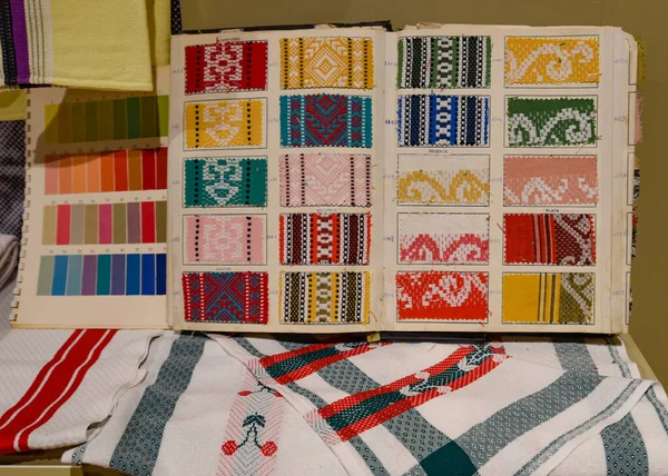 2021年10月30日 法国巴约内 巴斯克博物馆 巴斯克博物馆展出的传统纺织品和服装工艺品 — 图库照片