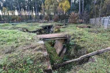 Sherwood Pines, İngiltere - 19 Kasım 2021: İngiltere 'nin Nottinhamshire kentindeki Sherwood Pines ormanında düzenlenen bir anma töreninin bir parçası olarak 1. Dünya Savaşı cephe siperleri