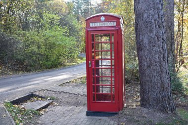 Sherwood Ormanı, İngiltere - 17 Kasım 2021: Nottinghamshire Ormanında Geleneksel İngiliz Kızıl Telefon Kutusu