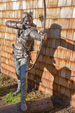 Sherwood Ormanı, İngiltere - 20 Kasım 2021: Nottinghamshire, Edwinstowe 'daki Sherwood Ormanı Ziyaretçi Merkezi' nde Robin Hood 'un heykeli