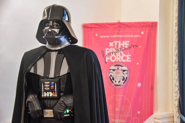 San Sebastian, İspanya - 28 Kasım 2021: Palacio Miramar 'da Pembe Güç Günü' nü destekleyen Yıldız Savaşları karakterleri