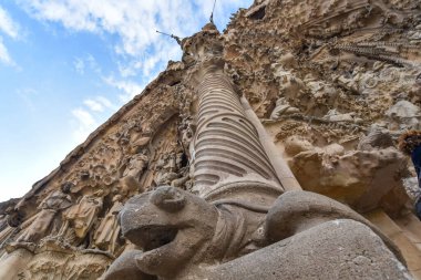 Barselona, İspanya - 22 Kasım 2021: Sagrada Familia, Barcelona, Katalonya, İspanya cephesini destekleyen bir sütunun temelinde oyulmuş kaplumbağa