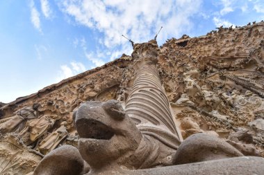 Barselona, İspanya - 22 Kasım 2021: Sagrada Familia, Barcelona, Katalonya, İspanya cephesini destekleyen bir sütunun temelinde oyulmuş kaplumbağa