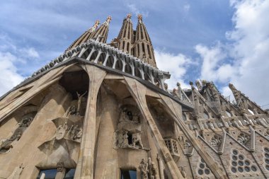 Barcelona, İspanya - 22 Kasım 2021: Sagrada Familia 'nın dış mimarı Antoni Gaudi tarafından tasarlanan heykeller. Barselona