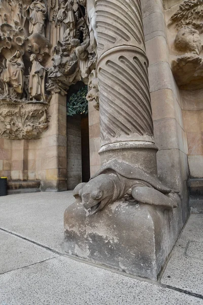 Barcelona Espanha Novembro 2021 Tartaruga Esculpida Base Uma Coluna Apoio — Fotografia de Stock