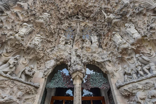 スペイン バルセロナ2021年11月22日 サグラダ ファミリア大聖堂東扉の詳細 — ストック写真