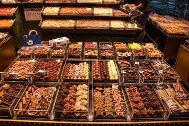 Barcelona, İspanya - 23 Kasım 2021: Mercat de la Boqueria, İspanya 'da pazarda satılan şekerler