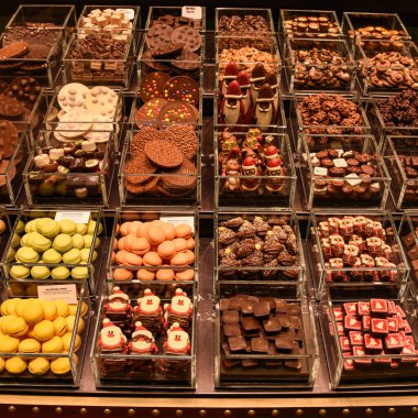 Barcelona, İspanya - 23 Kasım 2021: Mercat de la Boqueria, İspanya 'da pazarda satılan şekerler