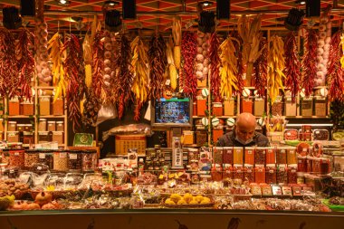 Barselona, İspanya - 23 Kasım 2021: İspanya 'nın Barcelona kentindeki Mercat de la Boqueria pazarında satışta olan baharatlar ve biberler