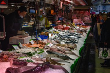 Barselona, İspanya - 23 Kasım 2021: Mercat de la Boqueria, İspanya 'da bir pazarda taze balık ve deniz ürünleri satılıyor