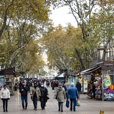 Barcelona, İspanya - 23 Kasım 2021: İspanya 'nın Barcelona şehrinde ünlü La Rambla Bulvarı boyunca yürüyen kalabalık