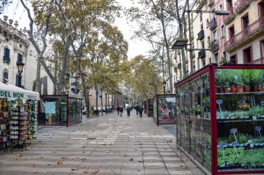 Barcelona, İspanya - 23 Kasım 2021: İspanya 'nın Barcelona şehrinde ünlü La Rambla Bulvarı boyunca yürüyen kalabalık
