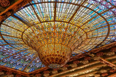 Barselona, İspanya - 23 Kasım 2021: Lekeli cam kubbe tavanı Palau de la Musica Catalana konser salonu iç mekanı, Barcelona, Katalonya, İspanya