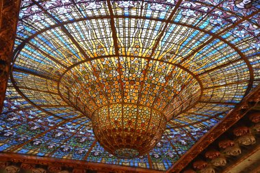 Barselona, İspanya - 23 Kasım 2021: Lekeli cam kubbe tavanı Palau de la Musica Catalana konser salonu iç mekanı, Barcelona, Katalonya, İspanya