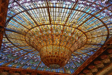 Barselona, İspanya - 23 Kasım 2021: Lekeli cam kubbe tavanı Palau de la Musica Catalana konser salonu iç mekanı, Barcelona, Katalonya, İspanya