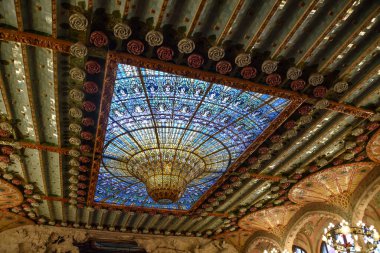 Barselona, İspanya - 23 Kasım 2021: Lekeli cam kubbe tavanı Palau de la Musica Catalana konser salonu iç mekanı, Barcelona, Katalonya, İspanya