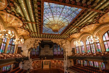 Barselona, İspanya - 23 Kasım 2021: Lekeli cam kubbe tavanı Palau de la Musica Catalana konser salonu iç mekanı, Barcelona, Katalonya, İspanya