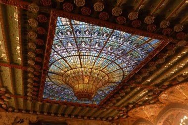 Barselona, İspanya - 23 Kasım 2021: Lekeli cam kubbe tavanı Palau de la Musica Catalana konser salonu iç mekanı, Barcelona, Katalonya, İspanya