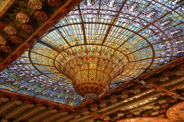 Barselona, İspanya - 23 Kasım 2021: Lekeli cam kubbe tavanı Palau de la Musica Catalana konser salonu iç mekanı, Barcelona, Katalonya, İspanya
