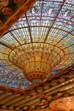 Barselona, İspanya - 23 Kasım 2021: Lekeli cam kubbe tavanı Palau de la Musica Catalana konser salonu iç mekanı, Barcelona, Katalonya, İspanya