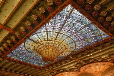 Barselona, İspanya - 23 Kasım 2021: Lekeli cam kubbe tavanı Palau de la Musica Catalana konser salonu iç mekanı, Barcelona, Katalonya, İspanya