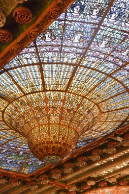 Barselona, İspanya - 23 Kasım 2021: Lekeli cam kubbe tavanı Palau de la Musica Catalana konser salonu iç mekanı, Barcelona, Katalonya, İspanya
