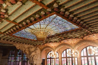 Barselona, İspanya - 23 Kasım 2021: Lekeli cam kubbe tavanı Palau de la Musica Catalana konser salonu iç mekanı, Barcelona, Katalonya, İspanya