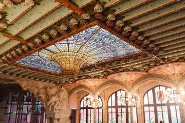 Barselona, İspanya - 23 Kasım 2021: Lekeli cam kubbe tavanı Palau de la Musica Catalana konser salonu iç mekanı, Barcelona, Katalonya, İspanya