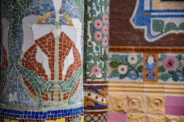 Barcelona, İspanya - 23 Kasım 2021: Palau De La Musica, İspanya 'nın dış balkonunda renkli sütunlar