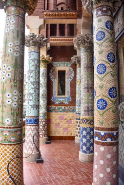 Barcelona, İspanya - 23 Kasım 2021: Palau De La Musica, İspanya 'nın dış balkonunda renkli sütunlar