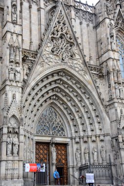 Barselona, İspanya - 23 Kasım 2021: Kutsal Haç ve Aziz Eulalia 'nın Gotik Katedrali' nin ana girişi - Barselona, Katalonya, İspanya