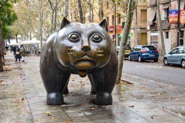 Barselona, İspanya - 24 Kasım 2021: Botero, Rambla del Raval, Barcelona, Katalonya, İspanya 'nın Kedi Heykeli