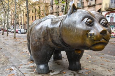 Barselona, İspanya - 24 Kasım 2021: Botero, Rambla del Raval, Barcelona, Katalonya, İspanya 'nın Kedi Heykeli