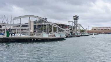 Barcelona, İspanya - 24 Kasım 2021: Port Vell limanındaki Maremagnum Alışveriş Merkezi, İspanya
