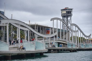 Barcelona, İspanya - 24 Kasım 2021: Port Vell limanındaki Maremagnum Alışveriş Merkezi, İspanya