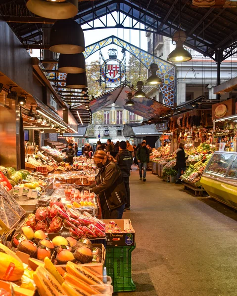 Barcelona, İspanya - 23 Kasım 2021: Mercat de la Boqueria, İspanya, Barcelona 'da market tezgahları
