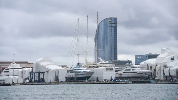 Barcelona Spanje Nov 2021 Superjachten Boten Tijdens Het Zeilen Scheepswerf — Stockfoto