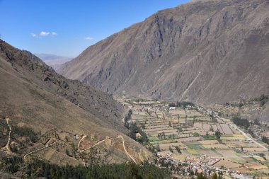 Kutsal İnkalar Vadisi 'nin panoramik manzarası. Ollantaytambo, Cusco, Peru