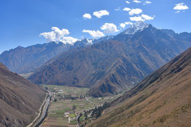 Kutsal İnkalar Vadisi 'nin panoramik manzarası. Ollantaytambo, Cusco, Peru