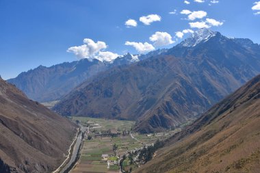 Kutsal İnkalar Vadisi 'nin panoramik manzarası. Ollantaytambo, Cusco, Peru